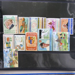 Lot massif de timbres d'Amérique du sud et centrale neufs et oblitérés en un album.