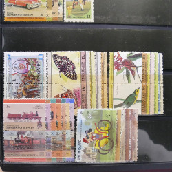 Lot massif de timbres d'Amérique du sud et centrale neufs et oblitérés en un album.