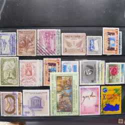Lot massif de timbres d'Amérique du sud et centrale neufs et oblitérés en un album.