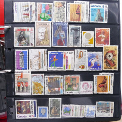 Lot massif de timbres d'Amérique et Afrique neufs et oblitérés en album.