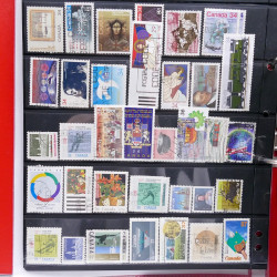 Lot massif de timbres d'Amérique et Afrique neufs et oblitérés en album.