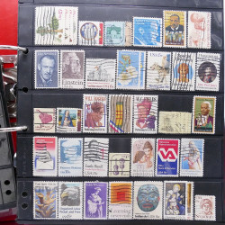 Lot massif de timbres d'Amérique et Afrique neufs et oblitérés en album.