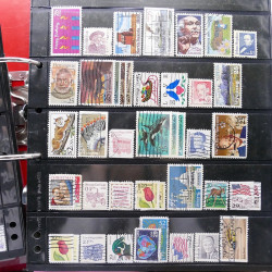Lot massif de timbres d'Amérique et Afrique neufs et oblitérés en album.