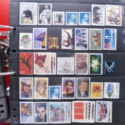 Lot massif de timbres d'Amérique et Afrique neufs et oblitérés en album.