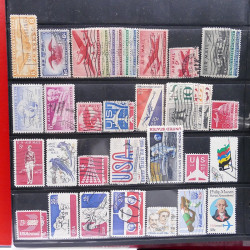 Lot massif de timbres d'Amérique et Afrique neufs et oblitérés en album.
