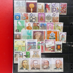 Lot massif de timbres d'Amérique et Afrique neufs et oblitérés en album.