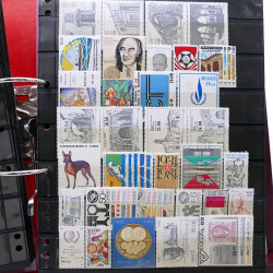 Lot massif de timbres d'Amérique et Afrique neufs et oblitérés en album.