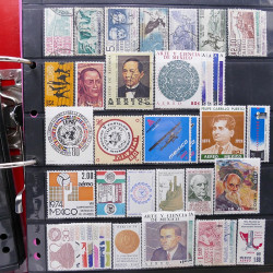 Lot massif de timbres d'Amérique et Afrique neufs et oblitérés en album.