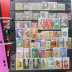 Lot massif de timbres d'Amérique et Afrique neufs et oblitérés en album.
