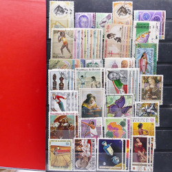Lot massif de timbres d'Amérique et Afrique neufs et oblitérés en album.