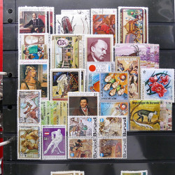 Lot massif de timbres d'Amérique et Afrique neufs et oblitérés en album.