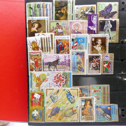 Lot massif de timbres d'Amérique et Afrique neufs et oblitérés en album.