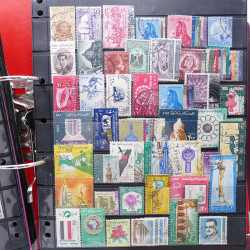Lot massif de timbres d'Amérique et Afrique neufs et oblitérés en album.