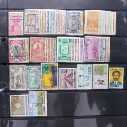 Lot massif de timbres d'Amérique et Afrique neufs et oblitérés en album.