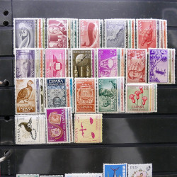 Lot massif de timbres d'Amérique et Afrique neufs et oblitérés en album.