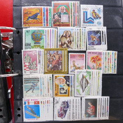 Lot massif de timbres d'Amérique et Afrique neufs et oblitérés en album.