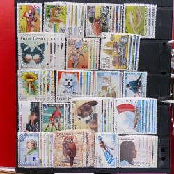 Lot massif de timbres d'Amérique et Afrique neufs et oblitérés en album.