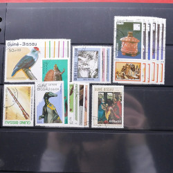 Lot massif de timbres d'Amérique et Afrique neufs et oblitérés en album.