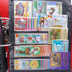 Lot massif de timbres d'Amérique et Afrique neufs et oblitérés en album.