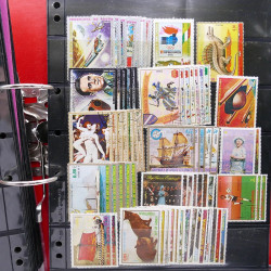 Lot massif de timbres d'Amérique et Afrique neufs et oblitérés en album.