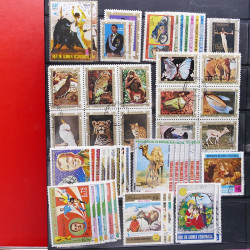 Lot massif de timbres d'Amérique et Afrique neufs et oblitérés en album.