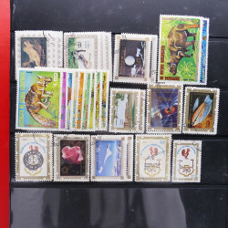 Lot massif de timbres d'Amérique et Afrique neufs et oblitérés en album.