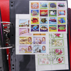 Lot massif de timbres d'Amérique et Afrique neufs et oblitérés en album.