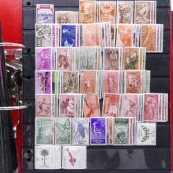 Lot massif de timbres d'Amérique et Afrique neufs et oblitérés en album.