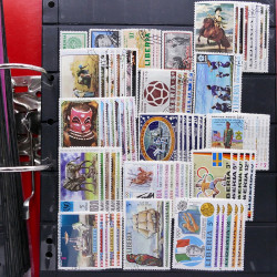 Lot massif de timbres d'Amérique et Afrique neufs et oblitérés en album.