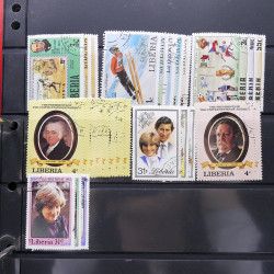 Lot massif de timbres d'Amérique et Afrique neufs et oblitérés en album.