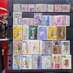 Lot massif de timbres d'Amérique et Afrique neufs et oblitérés en album.