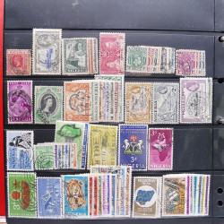 Lot massif de timbres d'Amérique et Afrique neufs et oblitérés en album.