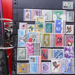 Lot massif de timbres d'Amérique et Afrique neufs et oblitérés en album.