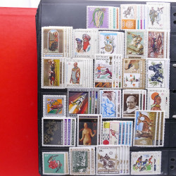 Lot massif de timbres d'Amérique et Afrique neufs et oblitérés en album.