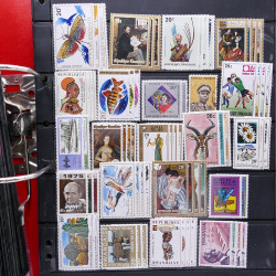 Lot massif de timbres d'Amérique et Afrique neufs et oblitérés en album.