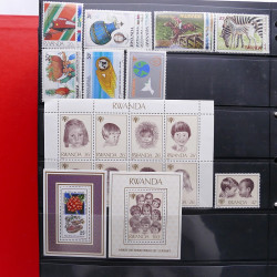 Lot massif de timbres d'Amérique et Afrique neufs et oblitérés en album.