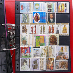 Lot massif de timbres d'Amérique et Afrique neufs et oblitérés en album.