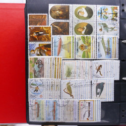 Lot massif de timbres d'Amérique et Afrique neufs et oblitérés en album.