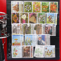 Lot massif de timbres d'Amérique et Afrique neufs et oblitérés en album.