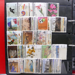 Lot massif de timbres d'Amérique et Afrique neufs et oblitérés en album.