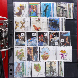 Lot massif de timbres d'Amérique et Afrique neufs et oblitérés en album.