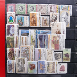 Lot massif de timbres d'Amérique et Afrique neufs et oblitérés en album.