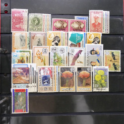 Lot massif de timbres d'Amérique et Afrique neufs et oblitérés en album.