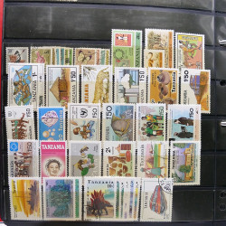 Lot massif de timbres d'Amérique et Afrique neufs et oblitérés en album.