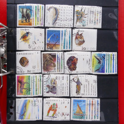 Lot massif de timbres d'Amérique et Afrique neufs et oblitérés en album.