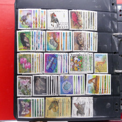 Lot massif de timbres d'Amérique et Afrique neufs et oblitérés en album.