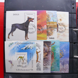 Lot massif de timbres d'Amérique et Afrique neufs et oblitérés en album.