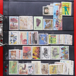 Lot massif de timbres d'Amérique et Afrique neufs et oblitérés en album.