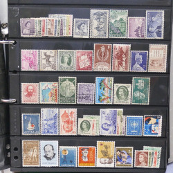 Lot de timbres des pays d'Océanie neufs et oblitérés en album.