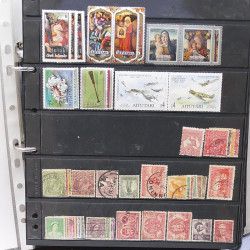 Lot de timbres des pays d'Océanie neufs et oblitérés en album.